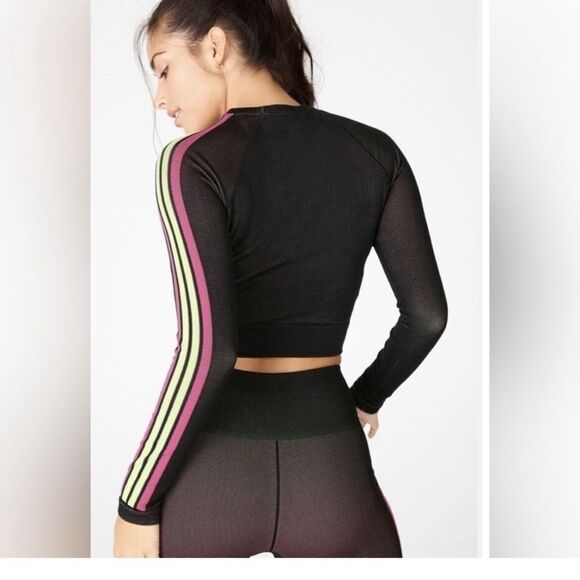 Fabletics Women's Black Aisley Seamless Striped Long Sleeves Crop Top Sz XS NEW - Picture 4 of 5